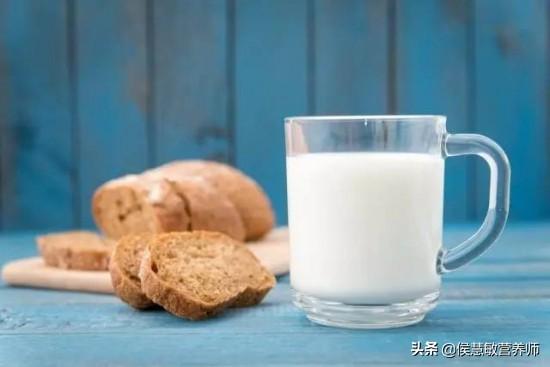 纯牛奶和酸奶选哪个更好，纯牛奶和酸牛奶，哪一个更有营养，早上喝好还是晚上喝好？