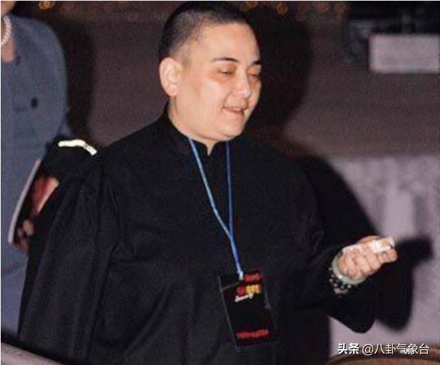 何超英:皈依佛门多年的何超雄，最近为何要将胞姐何超贤告上法庭？