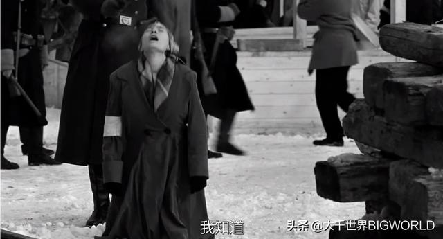 《辛德勒的名单》中那个被纳粹枪毙的犹太女为什么倒下后又弹了一下？