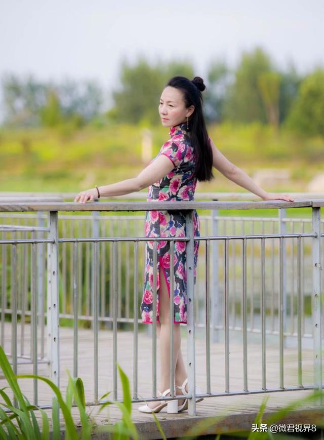 关婷娜胸照:三围稍欠，穿旗袍拍户外人像怎样才能出效果？