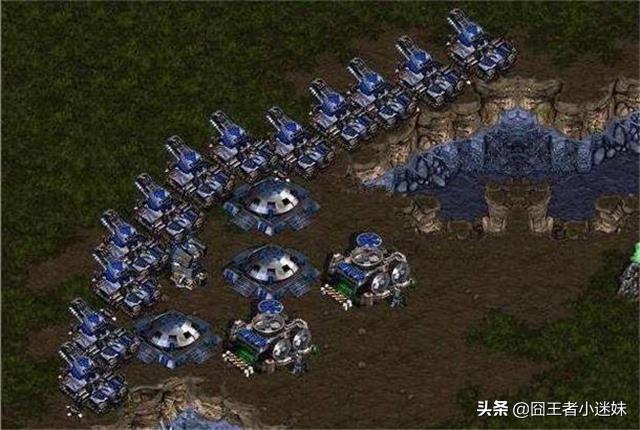 bt狗狗:星际争霸：一个合格的人族玩家，要如何应对虫族的进攻？