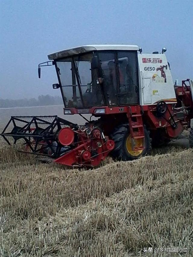 大家在防止疫情未完全结束的情况下,外地的小麦收割机疫情期间来到