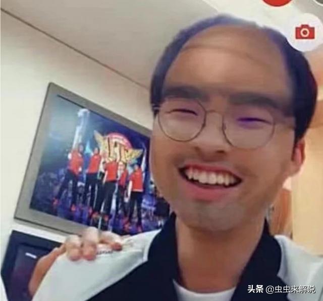 Faker体验中国美颜相机,秃顶特效逗笑李哥,叫来全队一起玩,你知道怎么回事吗？