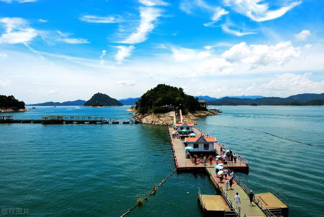 千岛湖有大小岛屿1000多个,主要景点有龙山岛,梅峰岛,锁岛,三潭岛