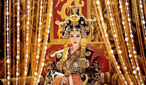 女法老哈特谢普苏特:埃及历史上有几个女王？（罗列出她们的名字和在位时间）？