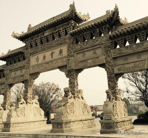 金钱白花蛇图片中药:金钱白花蛇的图片 头上一点黑一点白的蛇是什么？