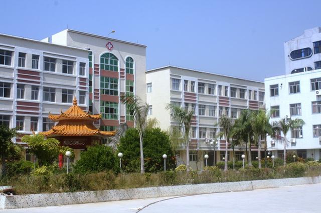 一个镇上的小医院,全院300医职人员,一年要发多少工资？