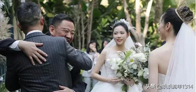 黄曼真正老公是谁:杨丽萍徒弟水月和同性爱人结婚，你怎么看？