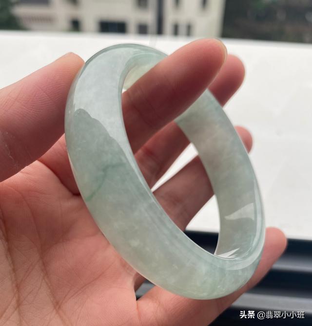 怎么判断翡翠玉已经戴活了,怎样看翡翠手镯带着是否合适？