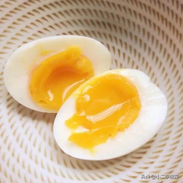 用什么方法可以将鸡蛋煮成蛋清熟了而蛋黄还没有完全凝固