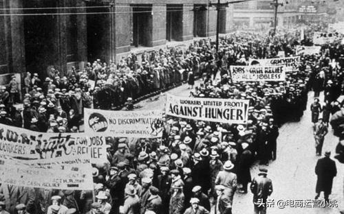 1929年经济危机:1929年美国经济危机为什么不会通货膨胀，而是物价下跌？