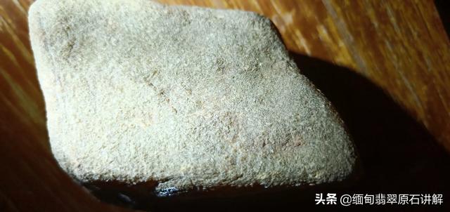 手电筒翡翠鉴别最直接方法,照玉石手电筒如何鉴定是否玉石？