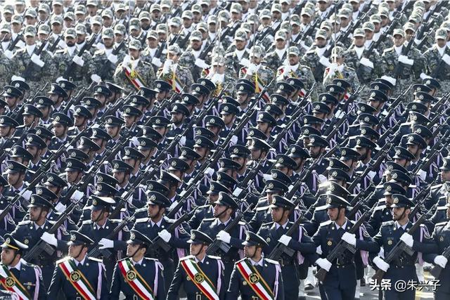 伊朗在首都德黑兰和波斯湾海域同时举行阅兵，这是为了传递什么信号？