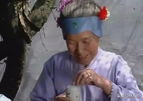 王思聪被撕腿毛:刘姥姥靠什么救回了巧姐，是妙玉那个价值不菲的成窑杯子吗
