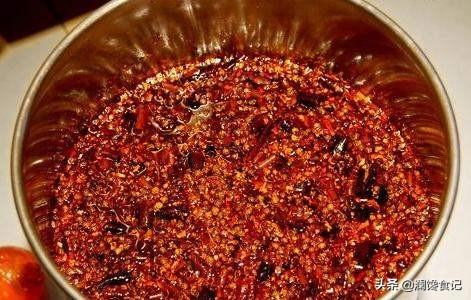 羊角恶魔:酸辣粉的油辣子怎么熬制？