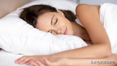 睡觉消耗多少卡路里，听说躺着睡觉所消耗的卡路里比坐着发呆还多，这是真的吗为什么