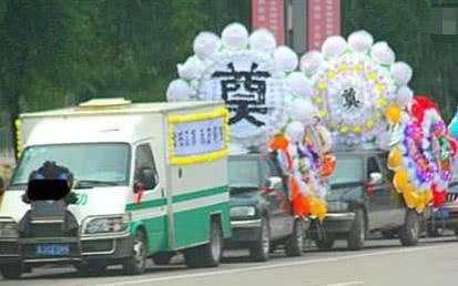 婚车遇上出殡车，究竟谁先让道？
