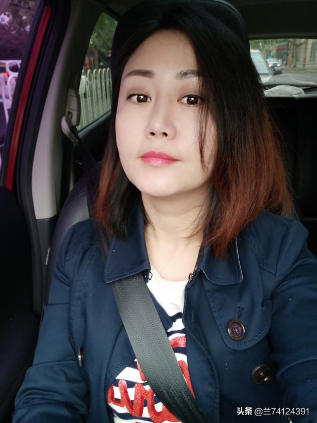 请问一个已婚女人整天朋友圈发自拍照片是什么心理?