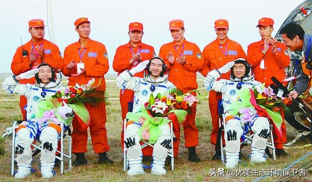 郭沁为什么坐在椅子上:航天员落地后，为何露面都非得坐椅子