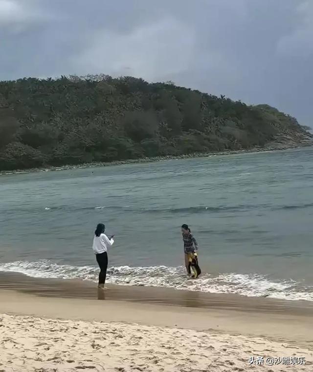 撒贝宁章子怡年龄:穿三角泳装被偷拍，比15岁继女还瘦，42岁章子怡美不美