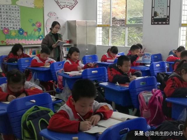 中班一个四岁多的男孩子,发现两次在旁边小女孩面前展示自己的生殖器,怎么办？