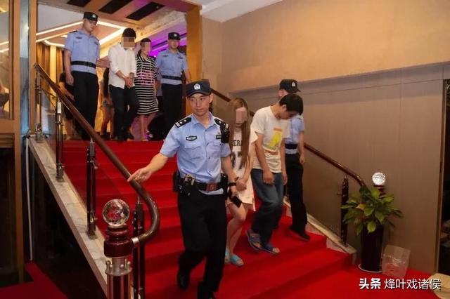 重庆女子投诉民警被铐走，你如何看待湖北某网友公然侮辱重庆民警，后自首被拘留这件事情
