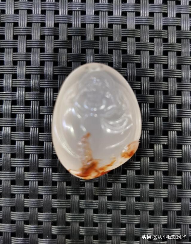 白色不透明是什么玉,南红不透光是假的吗？为什么？