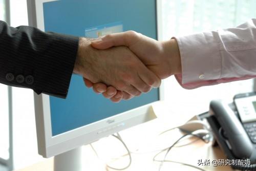 男子日狗狗的图片大全:打死金毛，打狗男子被拘留，大家怎么看？