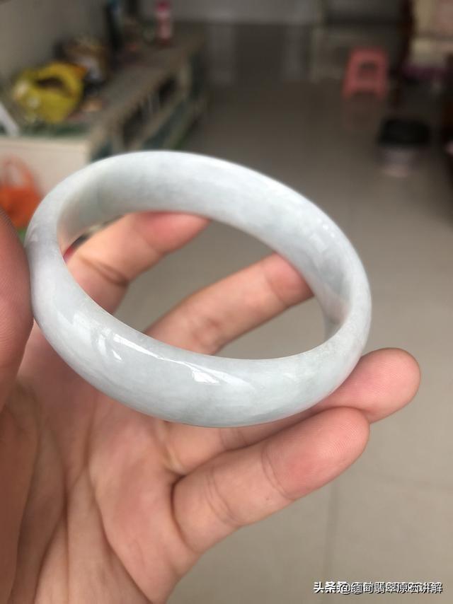 翡翠手镯怎么养才能透,翡翠手镯会越戴越通透吗？为什么？