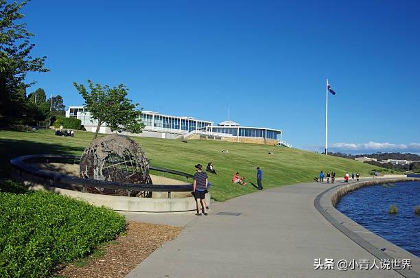 墨尔本是哪个国家的:澳大利亚首都堪培拉是座什么样的城市？
