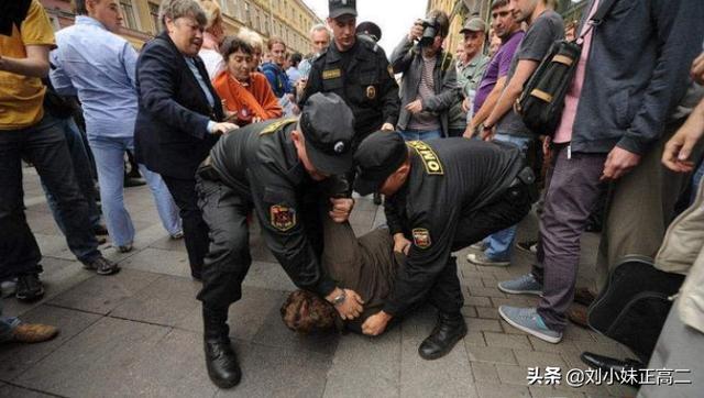 普京被隔离这次麻烦有点大，网传俄罗斯上千人抗议隔离，还有人和警察发生冲突，你怎么看