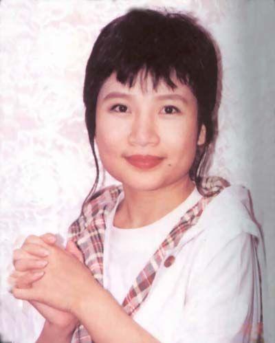 演员李娜:李娜：风靡歌坛十年，从歌坛天后跌落到出家为尼，她到底得罪了谁