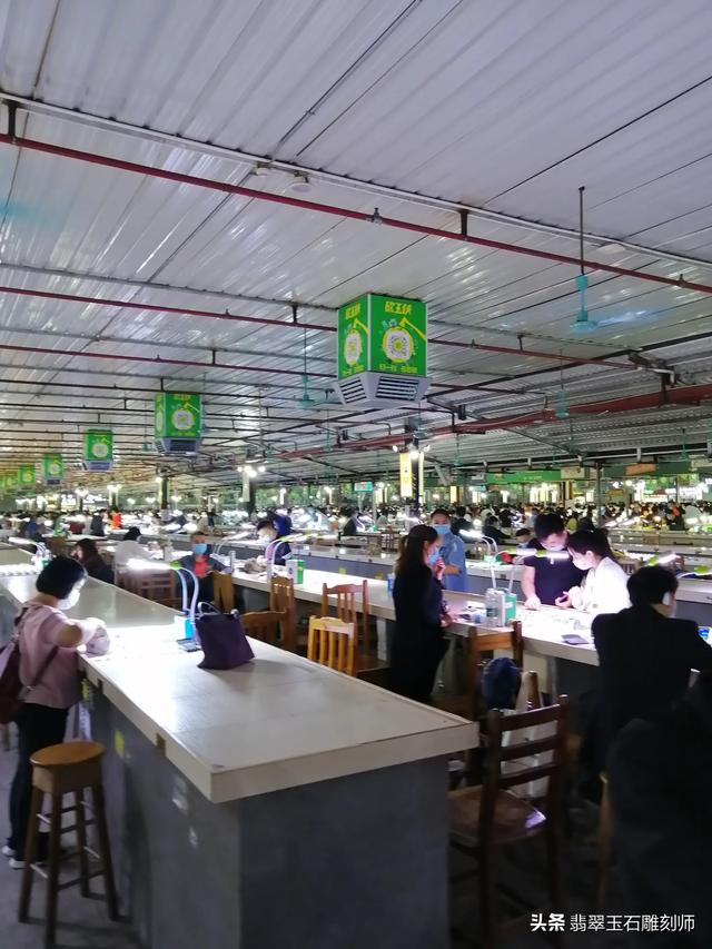 好翡翠手镯的图片,朋友送的翡翠手镯，大家帮忙看看是啥价值？