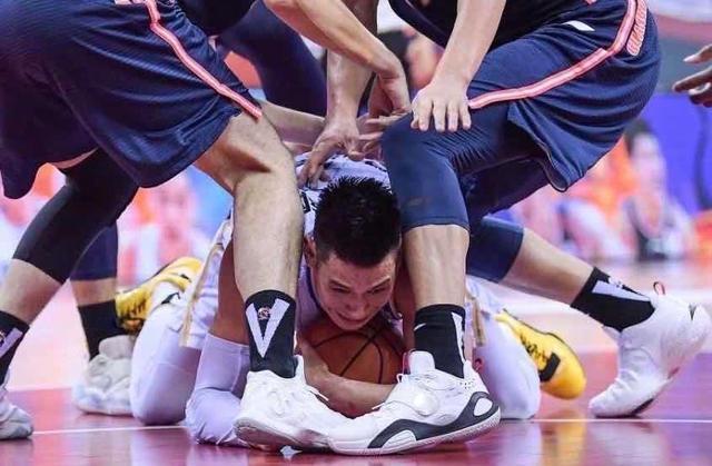 加祖里奇扣碎万元篮板:几乎不用，湖人为何要浪费85万美元签下JR和维特斯？