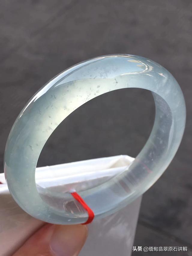 翡翠手镯为什么越戴越暗,玉镯越佩戴越黑是怎么回事？