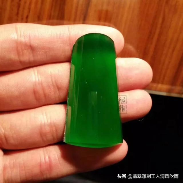 翡翠原石放久了会怎么样,天然A货翡翠佩戴久了绿色会变淡吗？