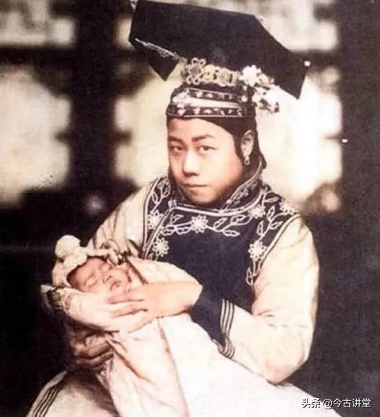 清朝香妃出土照片，清朝的妃子都是千挑万选出来的，为何留下的照片，个个都很丑