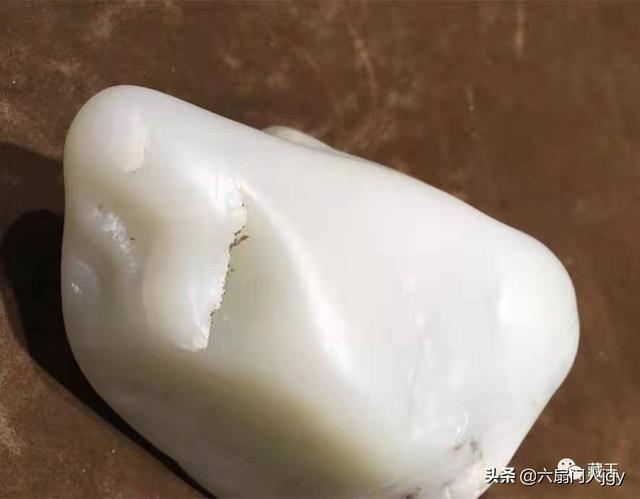 朱国武:你喜欢玉器收藏吗？这是和田羊脂玉吗？价值多少？