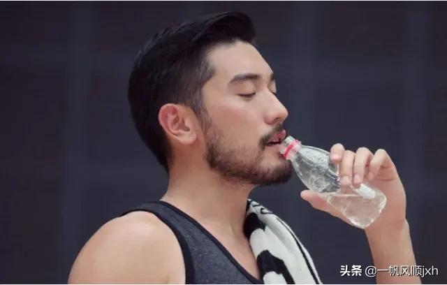 李威悼念许玮伦:给已逝的高以翔发“最具人气演员”奖还有意义吗？