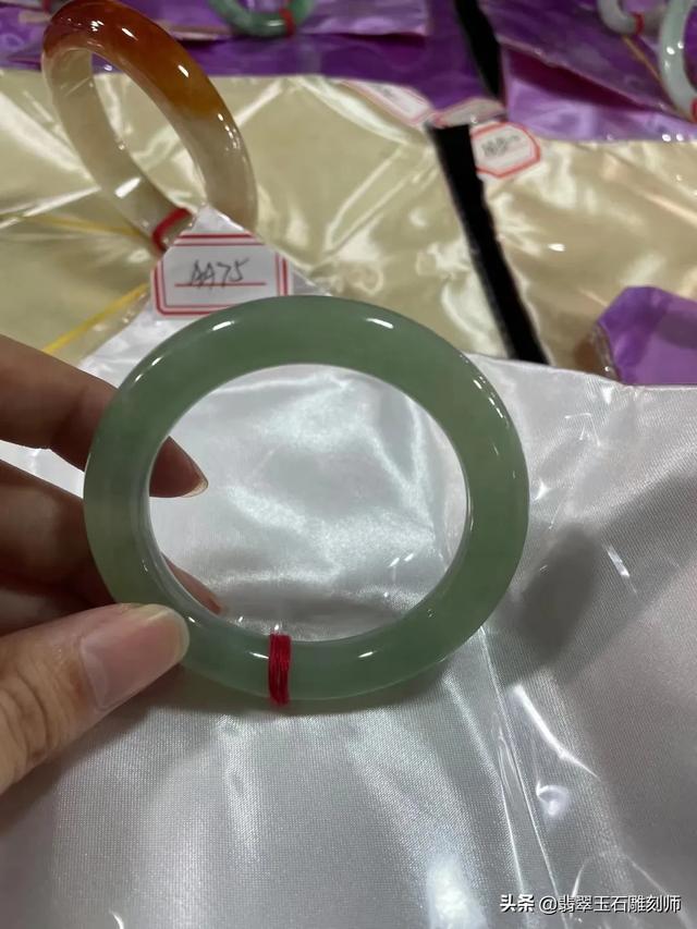 圆条手镯8毫米细吗,看看这条镯子品质怎么样？