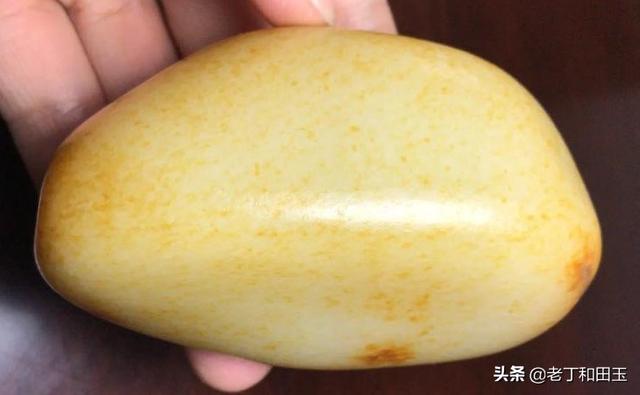 和田玉皮色种类图解,这几块和田玉籽料，哪一个价值更高？