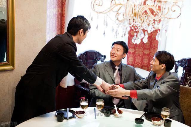 中秋节将至你认为应不应该给领导送礼为什么送什么怎么送