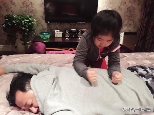 天生无脖牧羊犬遭弃走红网络:女子欲查看男友手机被家暴：掐脖、辱骂长达10分钟，你怎么看？