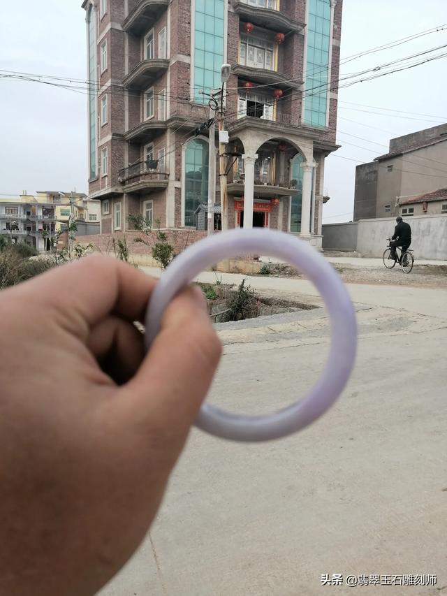 精品玉镯价格及图片大全,想买个玉镯，预算1W左右，推荐啥品牌呢？