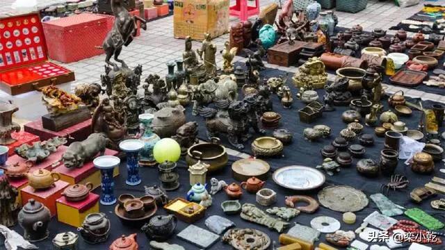 筐蛇尾值钱吗:地摊上的假古玩，到底是哪来的？