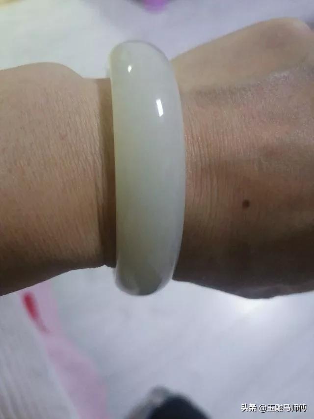 青海料白玉手镯值钱吗,请大家帮我看一下这个是真的玉镯吗？