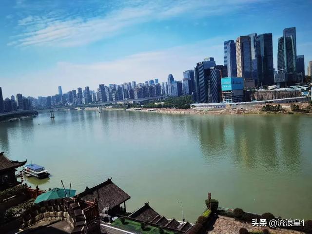 重庆轻轨穿楼而过:重庆到底是一个怎样的城市？