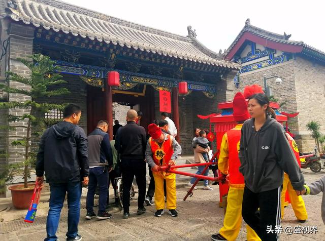 河南农村庙会斗狗现场视频:今年河南滑县火神庙会，有社火表演么？