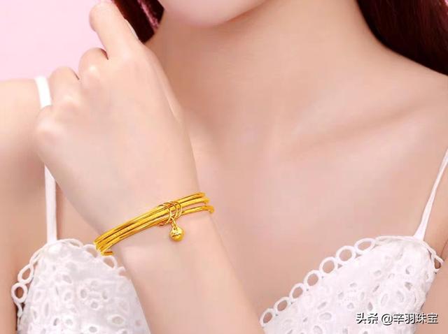 今年流行的金镯子图片,四、五十岁戴三环金手镯适合吗？