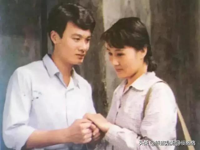 小夫妻时代剧情介绍:电视剧《渴望》讲述了什么故事？深得大家喜爱呢？